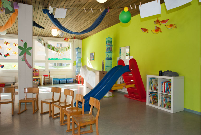 In den grossen, hellen Räumen des Zwärgehus können sich die Kinder wohl fühlen. Die kindergerechte Einrichtung, viele Spiele, Bastelmaterial, Bücher und Spielsachen bieten unbegrenzte Entfaltungsmöglichkeiten.
