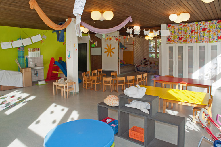 Die Spielgruppe Zwärgehus hat super schöne Räume, grosse Fenster und befindet sich in ruhiger, kindersicherer Lage... Hier können sich die Kinder wohl fühlen.