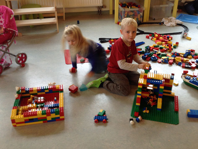 Bei Mädchen und Buben beliebt... Bauen mit Lego.